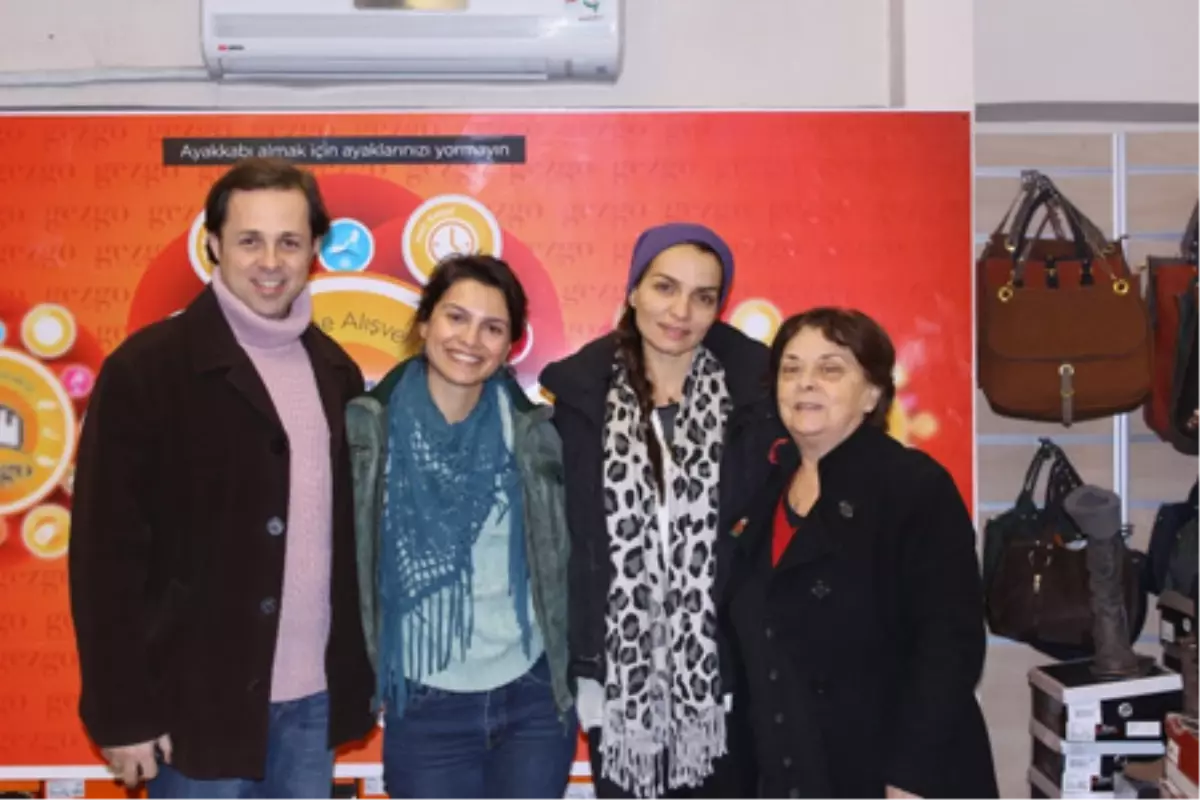 Oyuncular Hayranlarıyla Buluştu