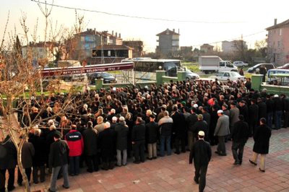 Sobadan Zehirlenen Çiftin Cenazesine Başkan Yardımcısı Yeşil de Katıldı
