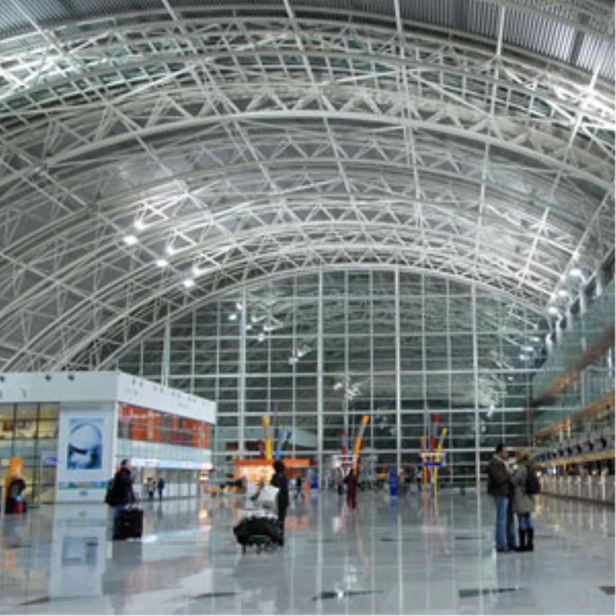 Adnan Menderes Havalimanı\'nda Tüm Yolcular Dış Hatlar Terminalini Kullanacak