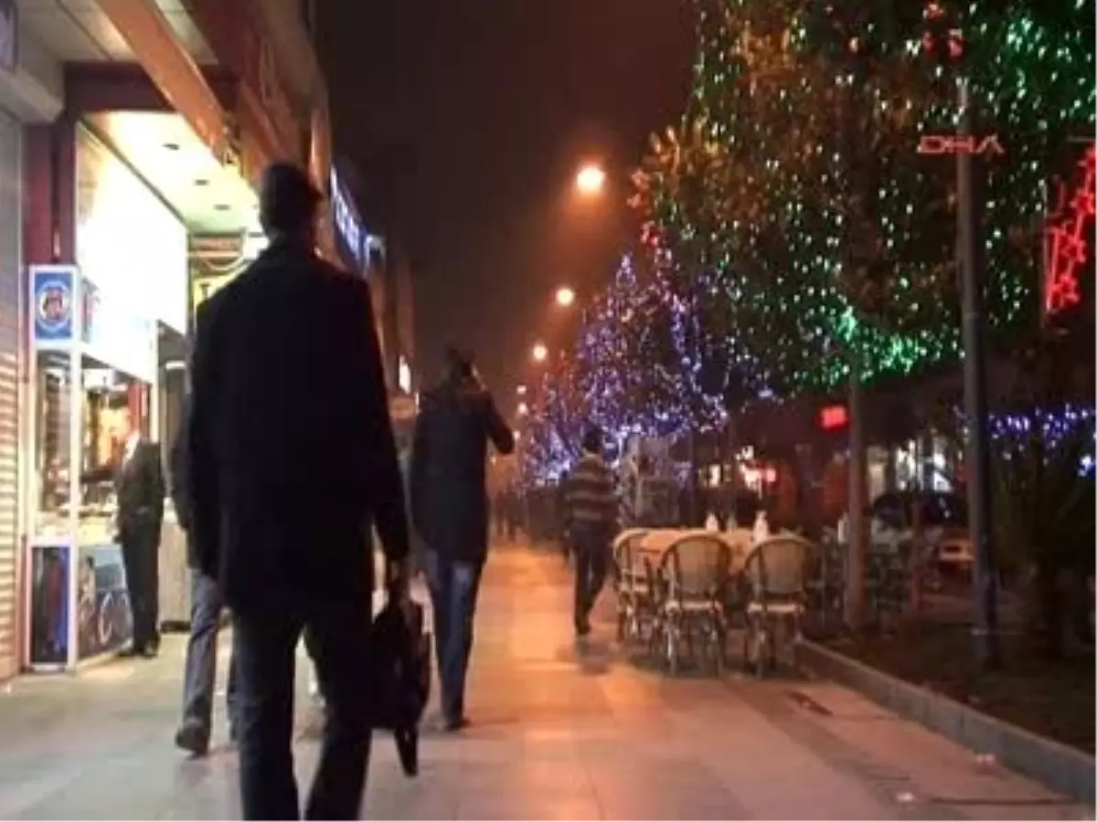 Antalya\'da Caddeler ve Parklar Işıl Işıl