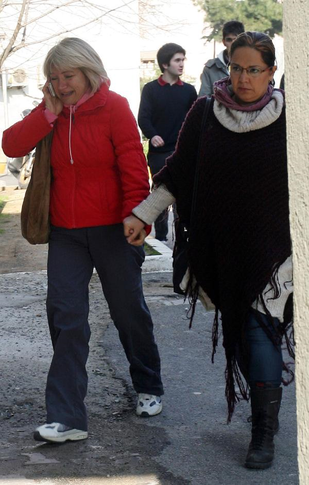 Köprüden Atladı Sarayın Bahçesine Düştü