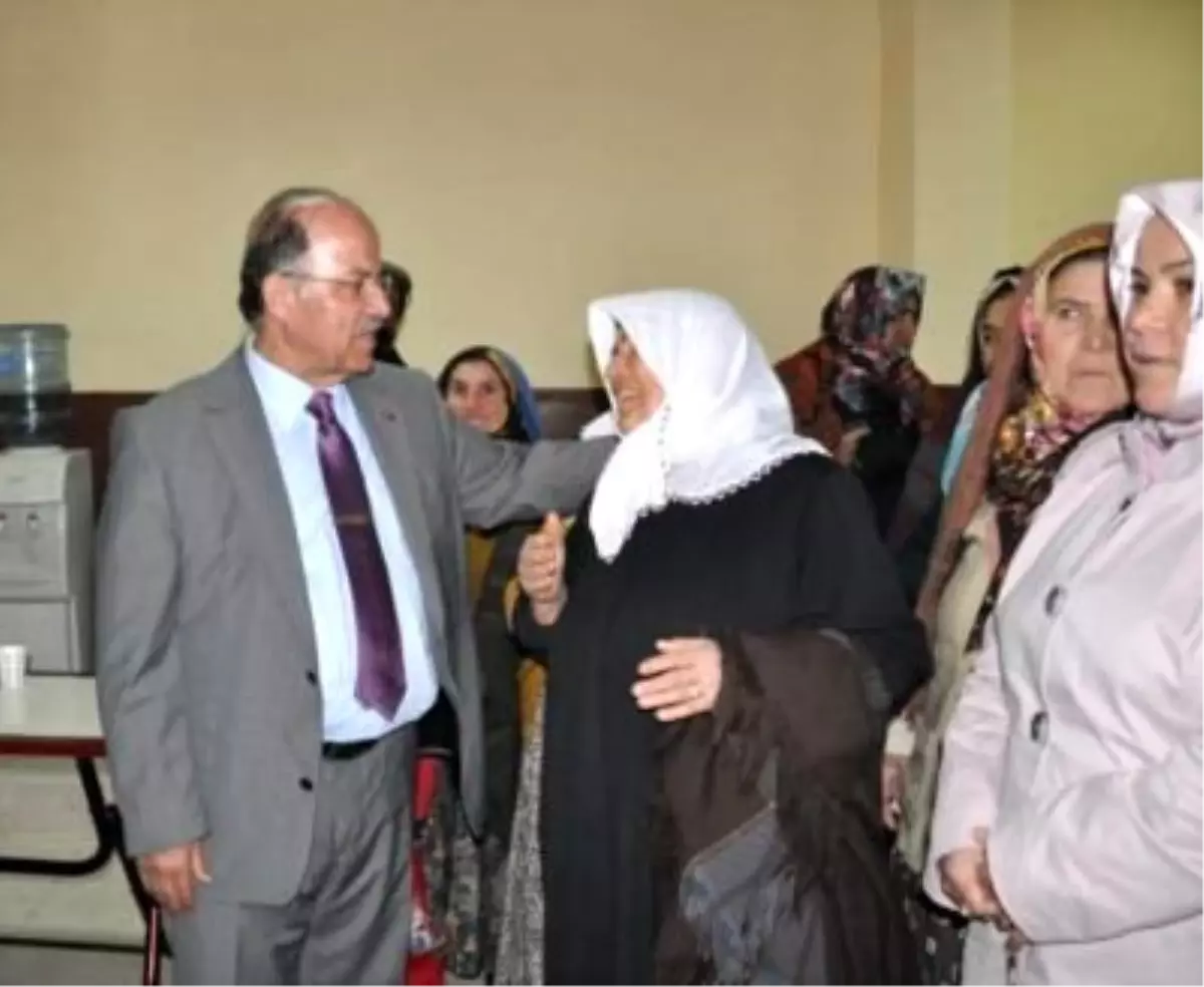 Okuluna Gelen Vali\'yi Davulla Karşıladı