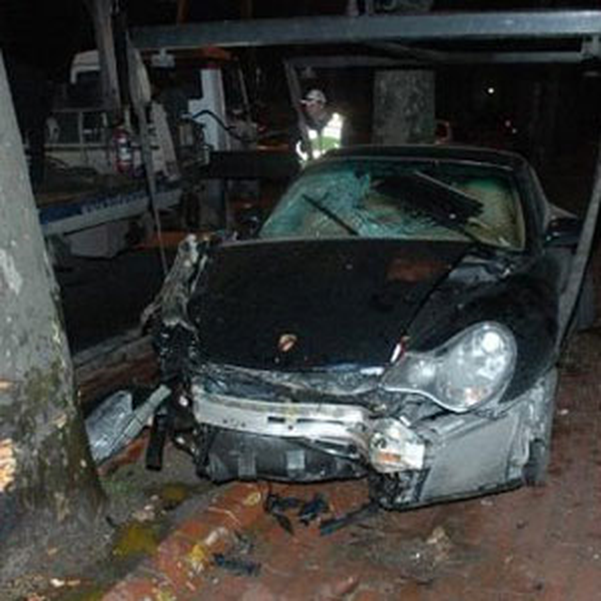 Porsche ile Ağaça Çarptı: 2 Yaralı