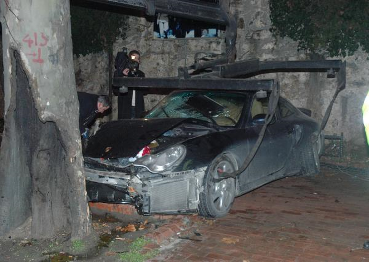 Porsche ile Ağaca Çarptı