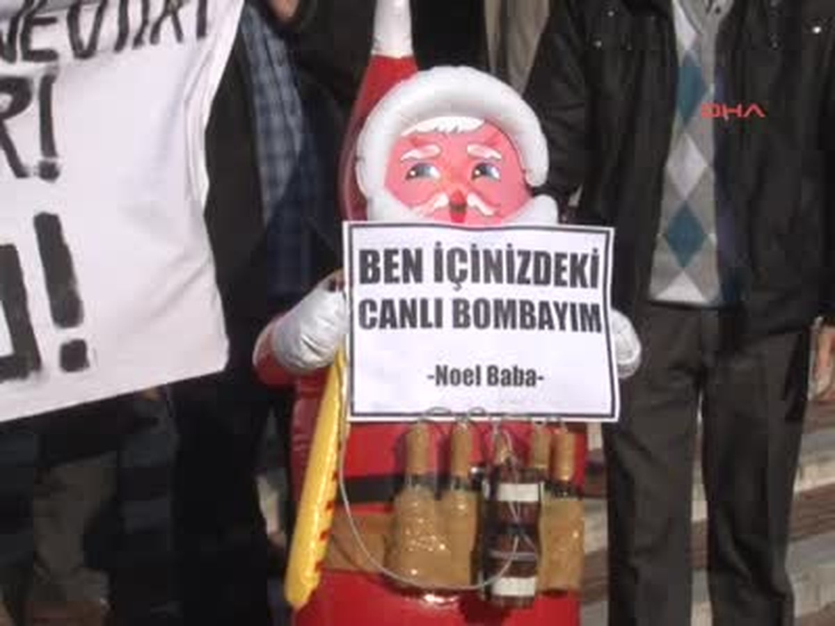 Şişme Noel Babayı Canlı Bomba Yaptılar