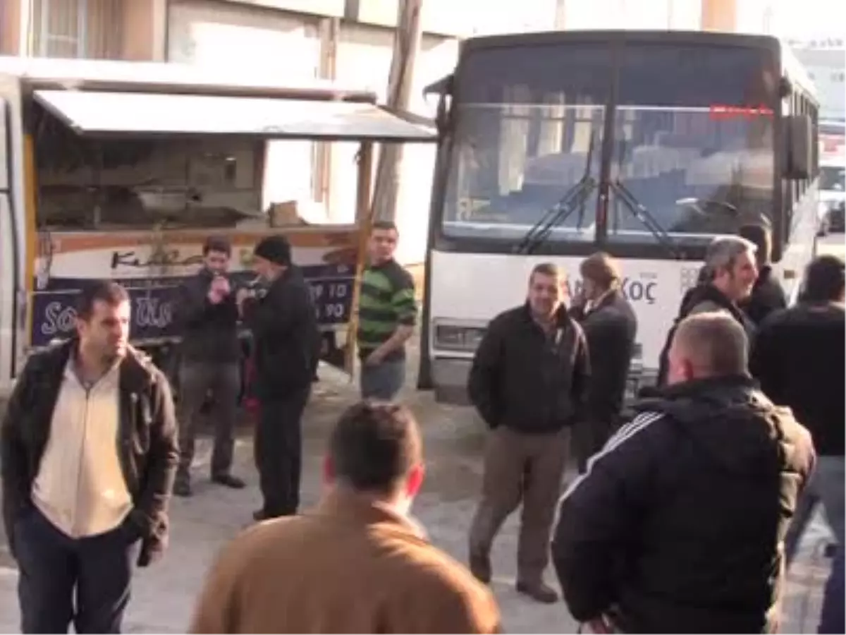 Alkollü Servis Sürücüsü Lokma Dağıtan Araca Çarptı: 3 Yaralı