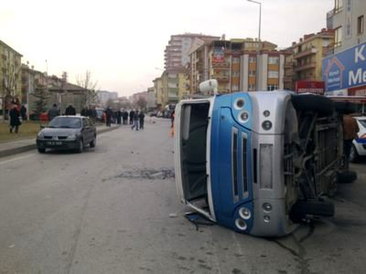 Ankara'da Trafik Kazası: 15 Yaralı
