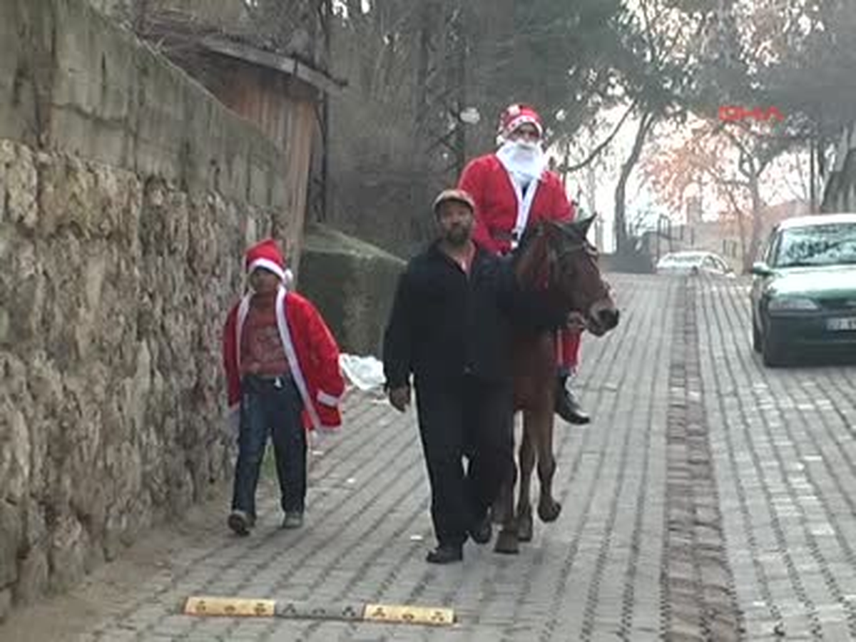 Atıyla Gelen 'noel Baba', Öğrencilere Hediye Dağıttı