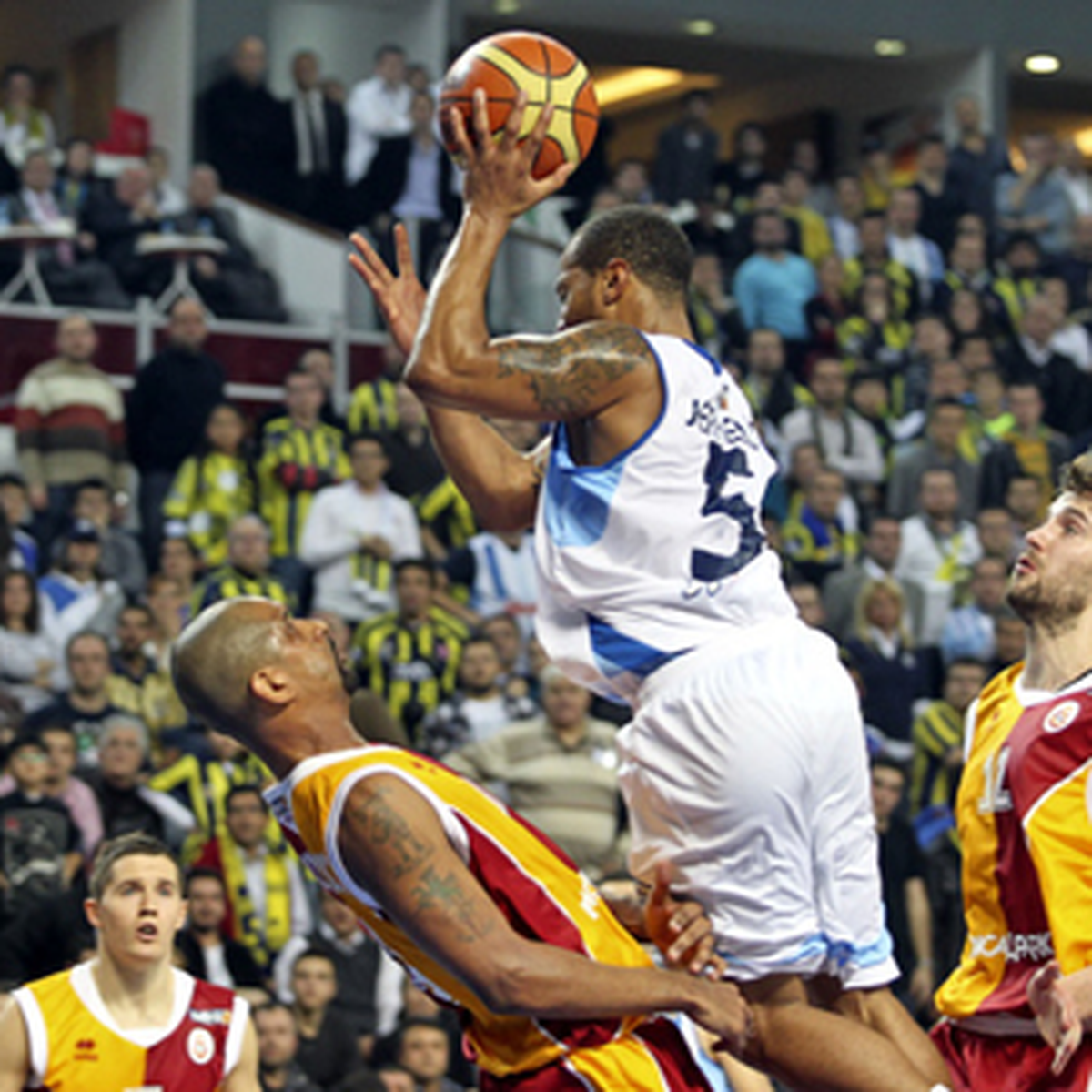 Basketbolda Kıran Kırana Karşılaşma