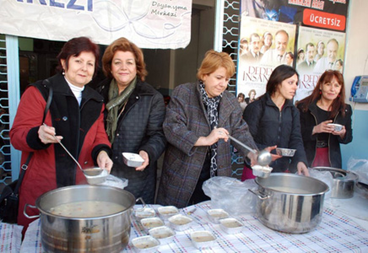 Kadın Dayanışma Merkezi GDO'suz Aşure Dağıttı
