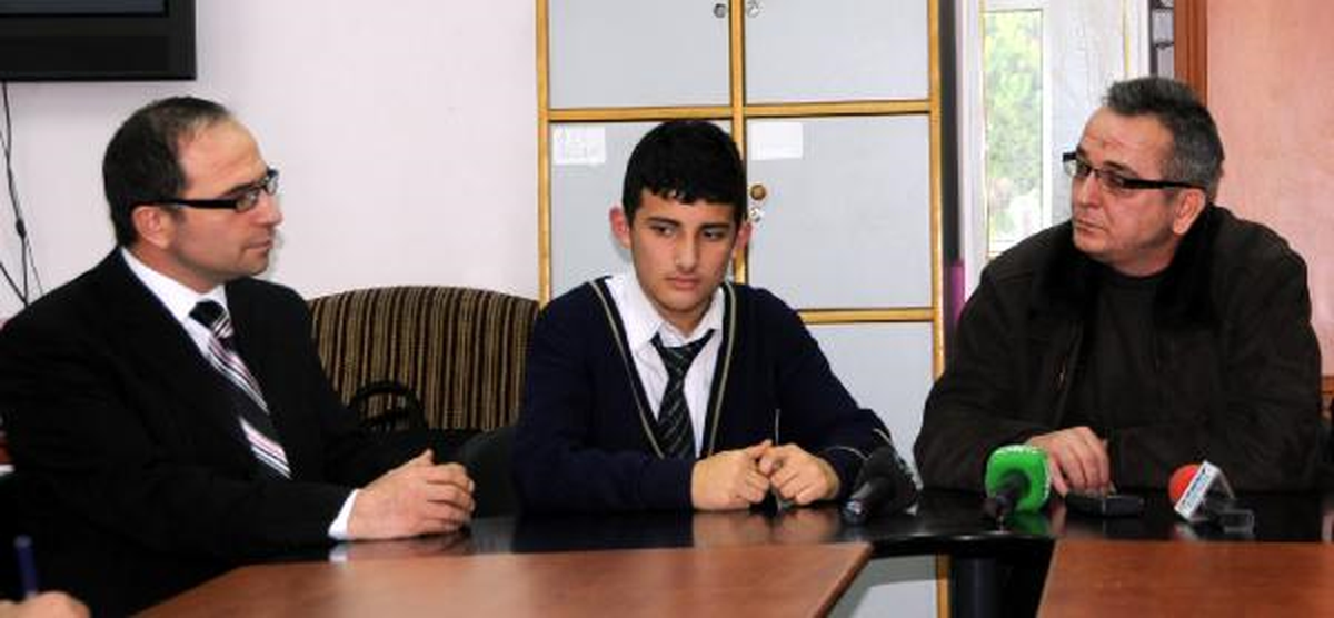 Lise Öğrencisi, Yolda Bulduğu 10 Bin Lirayı Polise Teslim Etti