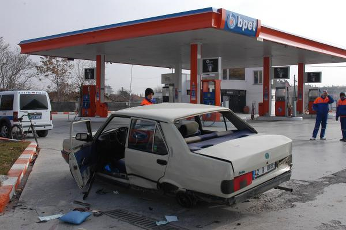Minibüsün Otomobile Çarpması Güvenlik Kamerasına Yansıdı
