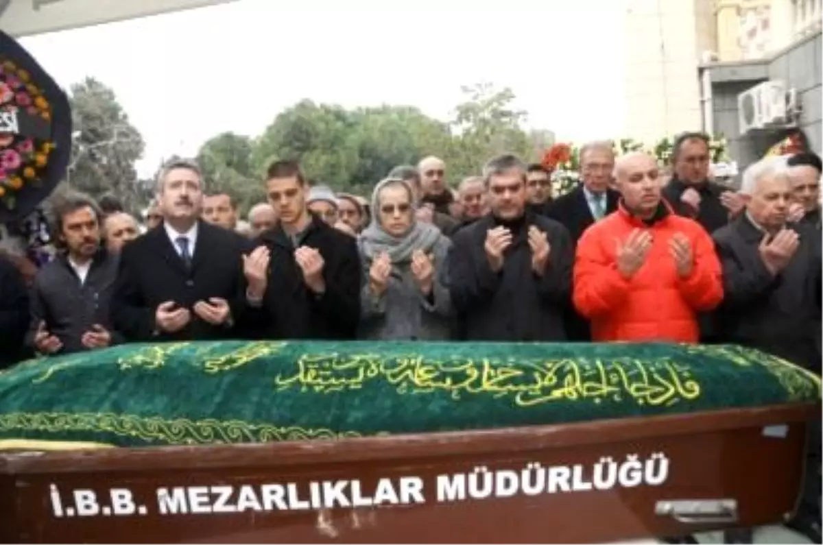 Yılmaz Özdil\'in Babası Toprağa Verildi