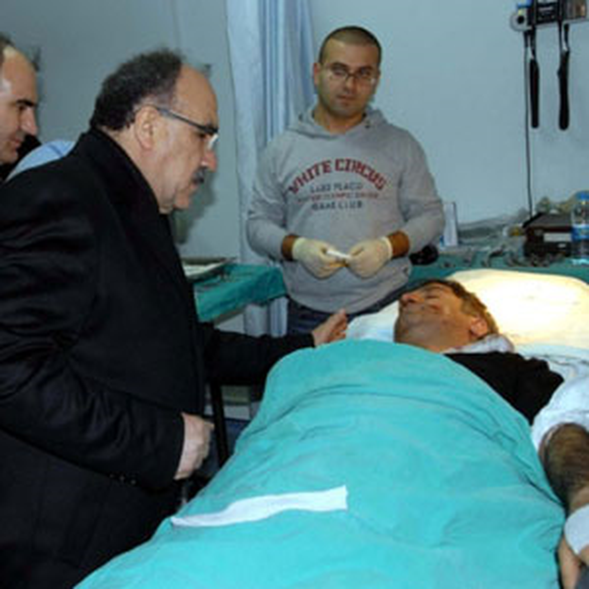 Bakanlar, Uludere Kaymakamı Yavuz'u Hastanede Ziyaret Etti