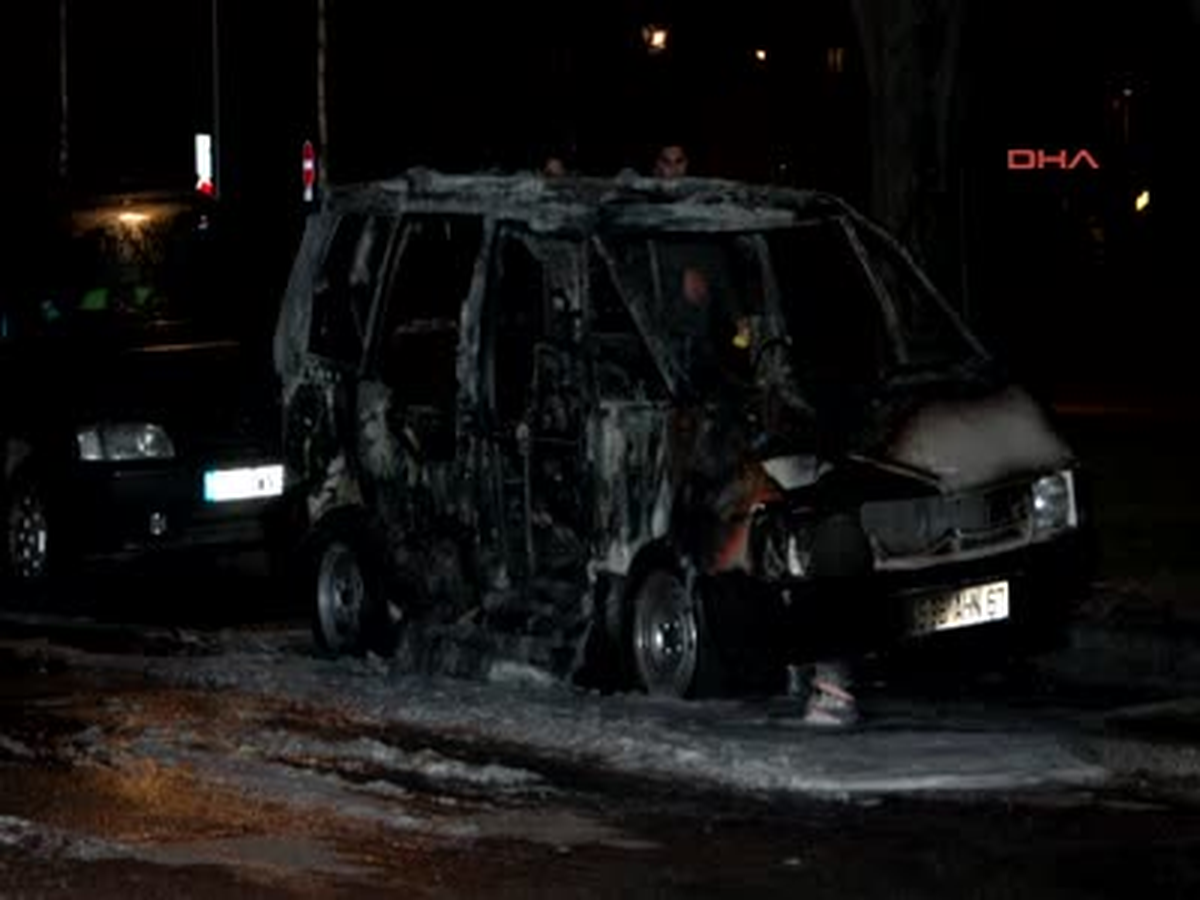 Fransa'da Arabalar Kundaklandı