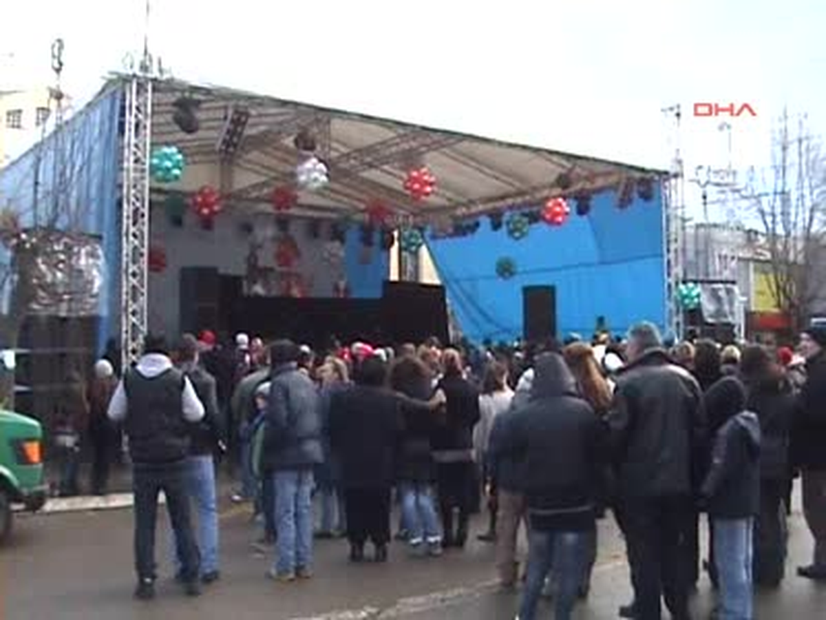 Kosova'da Yeni Yılı İlk Kutlayan Çocuklar Oldu