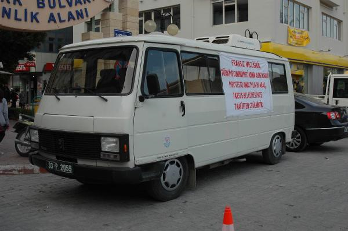 Tarsus Belediyesi Fransız Meclisi'ni Protesto İçin Peugeot Marka Minibüsü Hizmetten Çekti