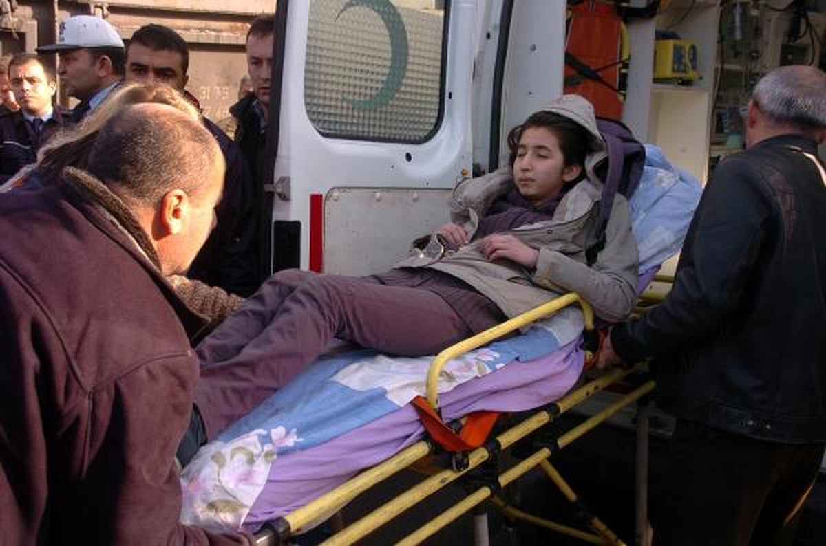 Trenin Altında Kalan Liseli Kız Hafif Yaralı Kurtuldu