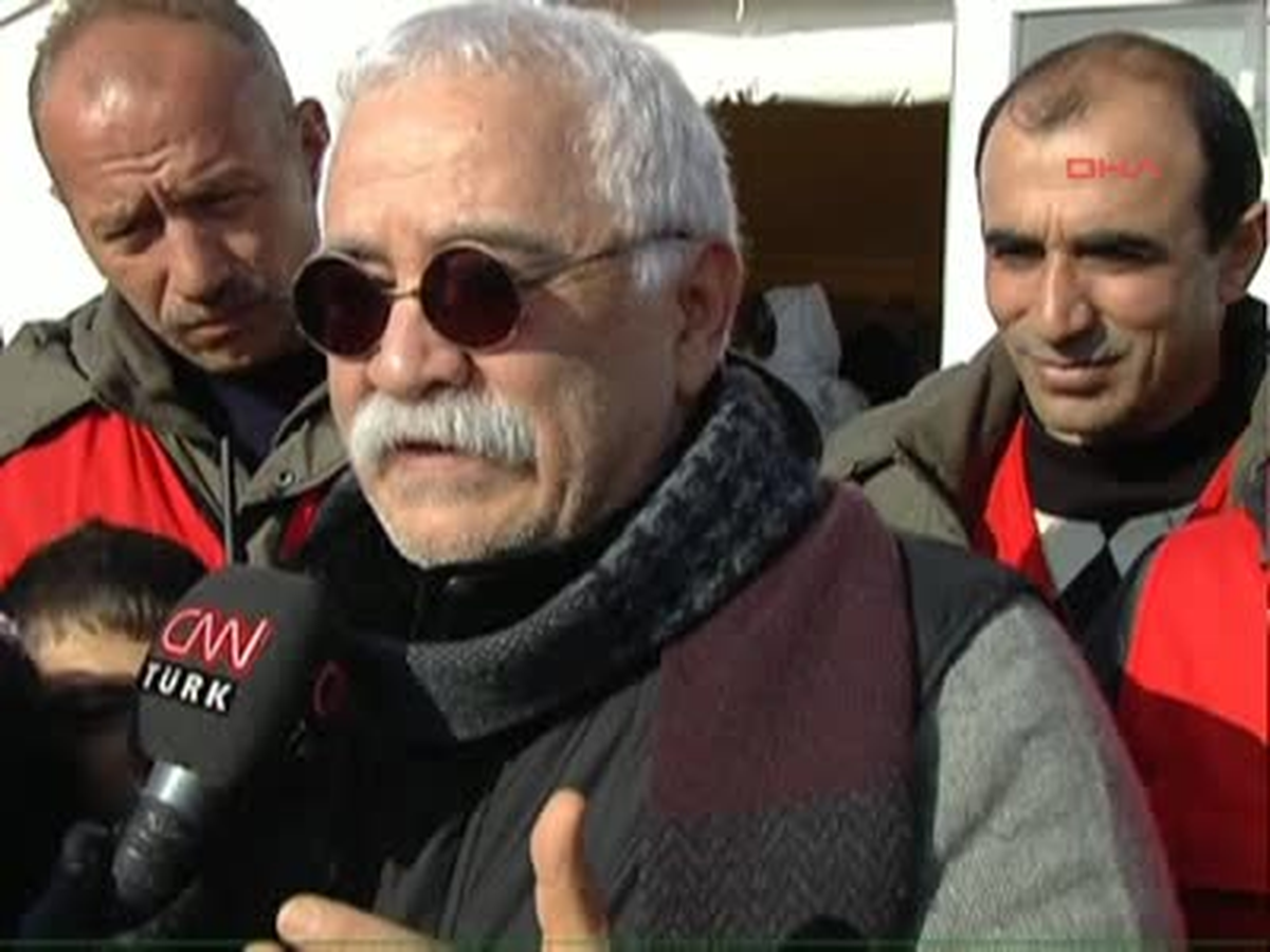 Van2 Levent Kırca, Depremzedeleri Güldürdü