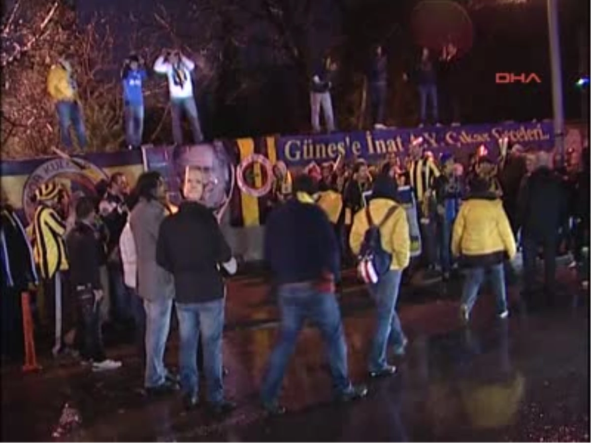 Fenerbahçeli Taraftarlar, 2012\'yi Metris Cezaevinde Karşıladı