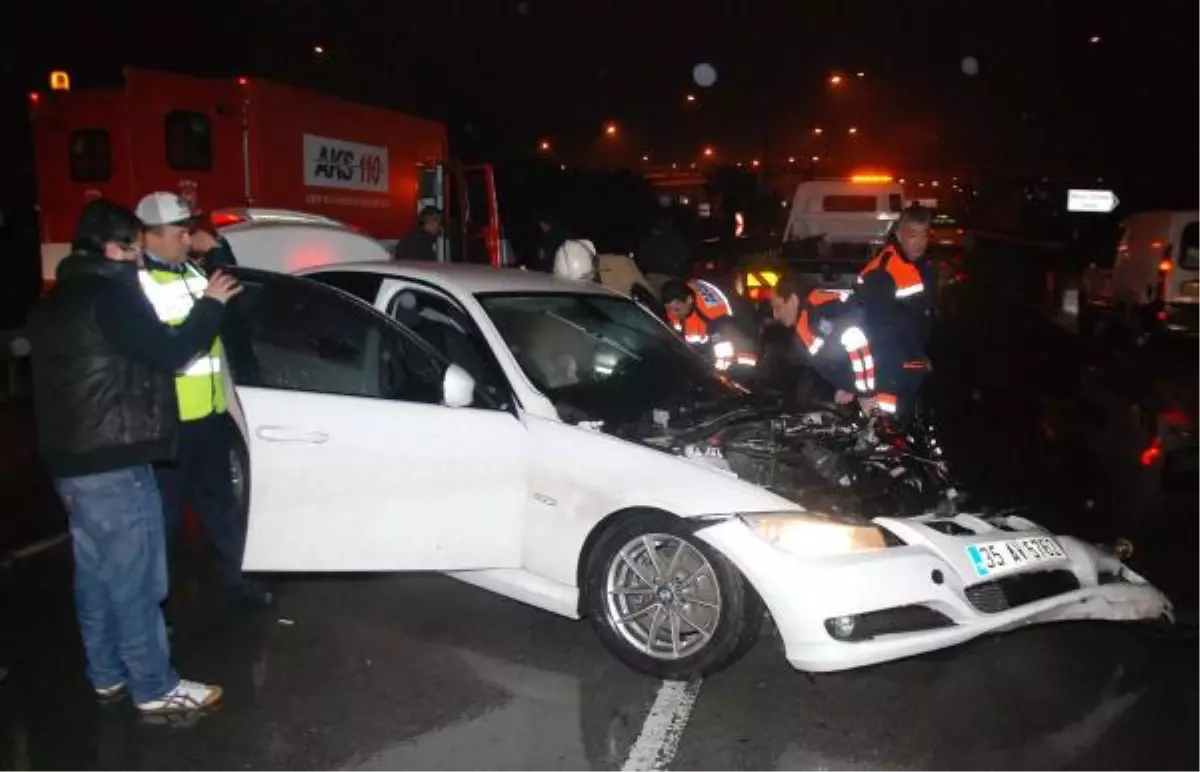 İzmir\'de Yılın İlk Kazasında Sürücü Otomobilde Sıkıştı