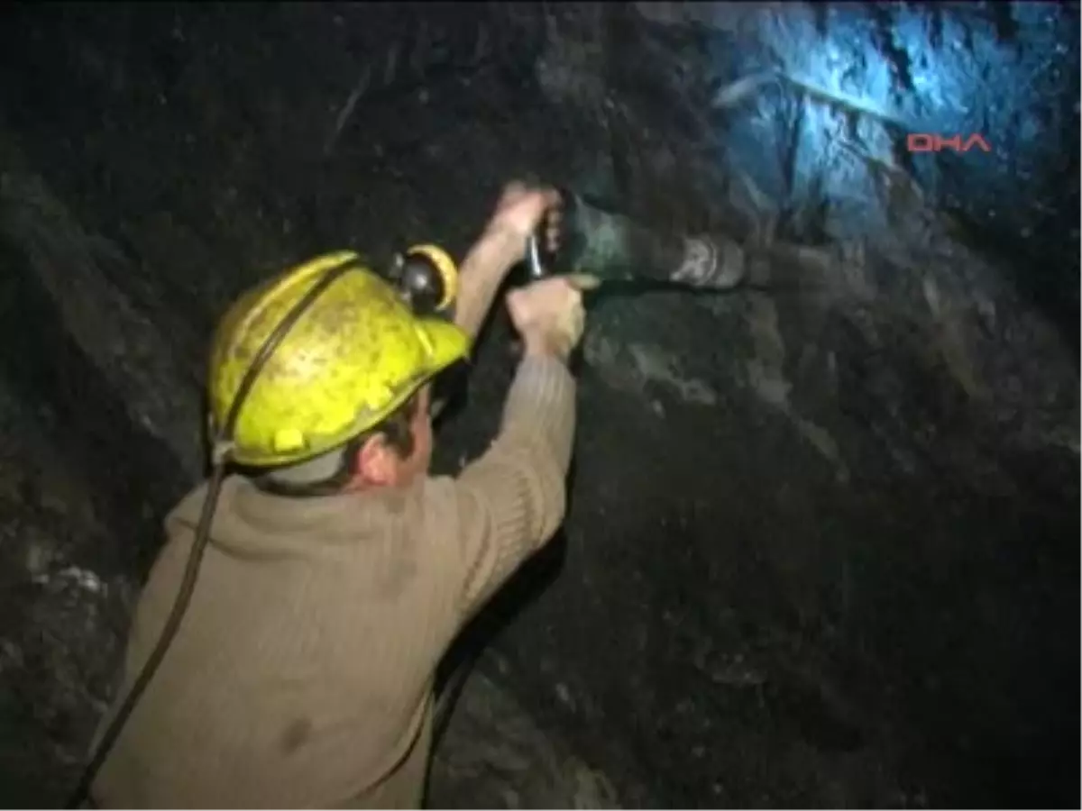 Maden Ocağında Pastalı Yılbaşı Kutlaması