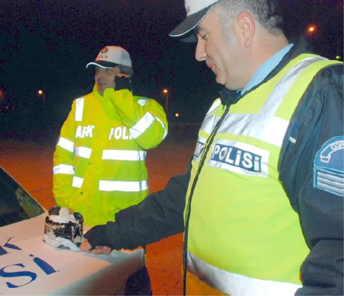 Polise Görev Başında Sürpriz Doğum Günü Kutlaması