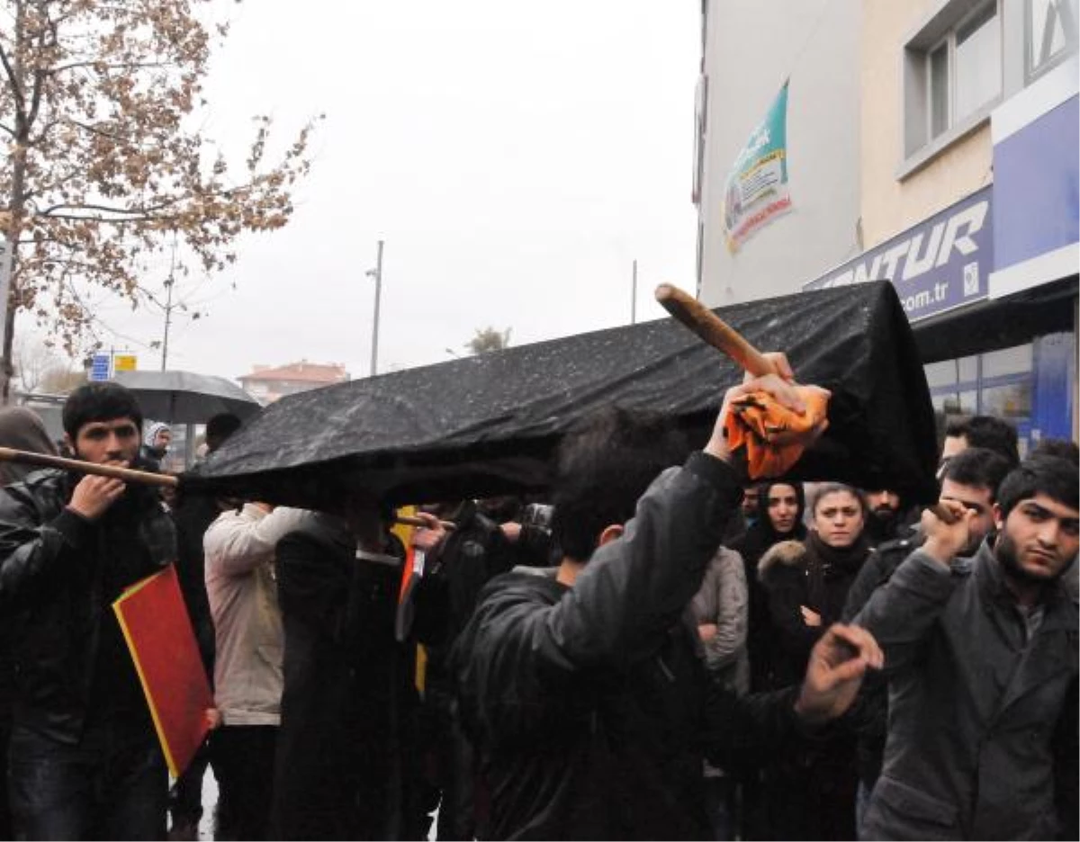 Uludere\'de 35 Kişinin Ölmesi Konya\'da Protesto Edildi (2)