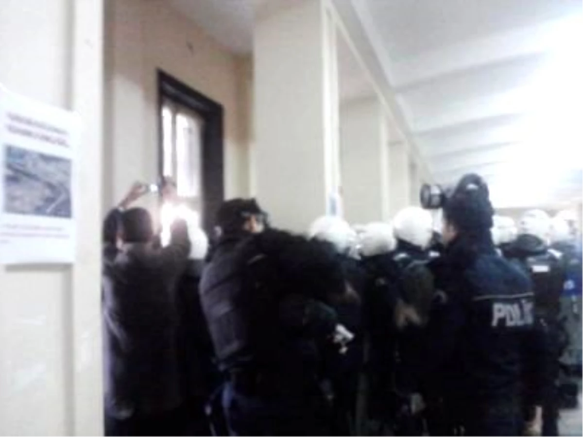 Üniversitede Kavga: 24 Öğrenci Gözaltına Alındı