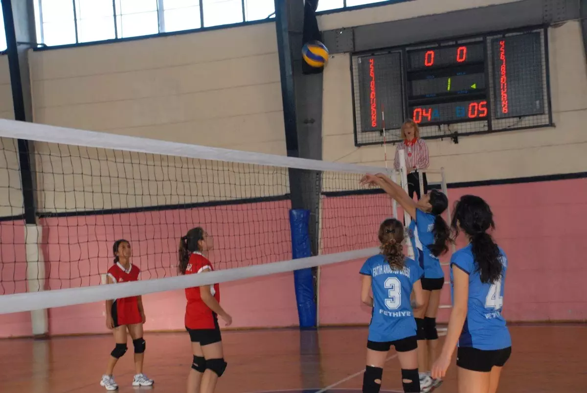 Liseler Arası Voleybol Maçlarında Büyük Heyecan