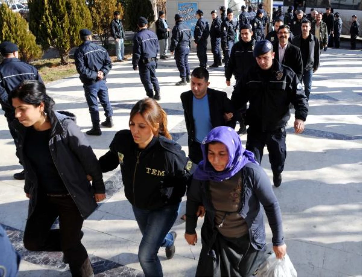 \'uludere Protestosu\'nda Polise Taş Atan 40 Kişi Adliyeye Sevk Edildi