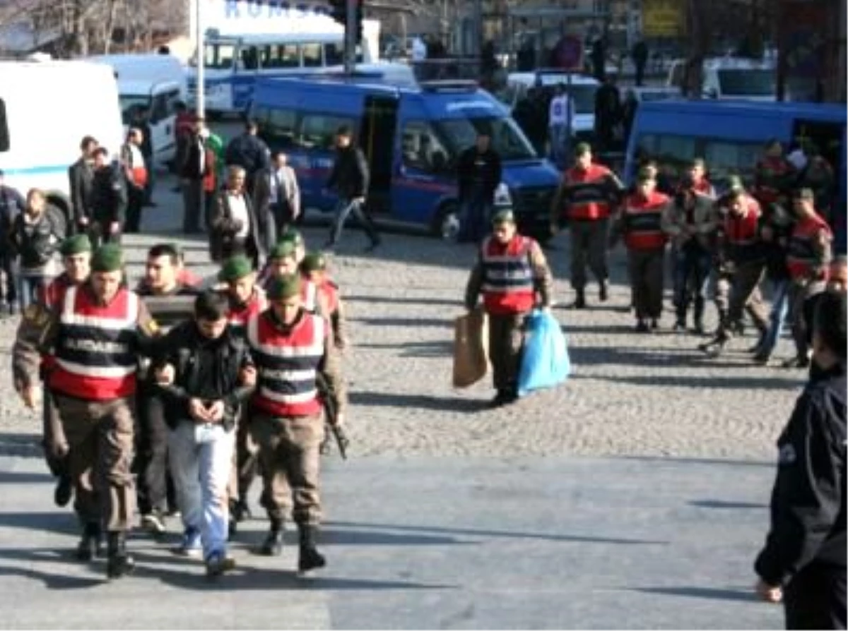 Yeni Yılın İlk Dakikalarında İki Kişinin Yaşamını Yitirdiği Bıçaklı Kavganın 9 Şüphelisi Tutuklandı