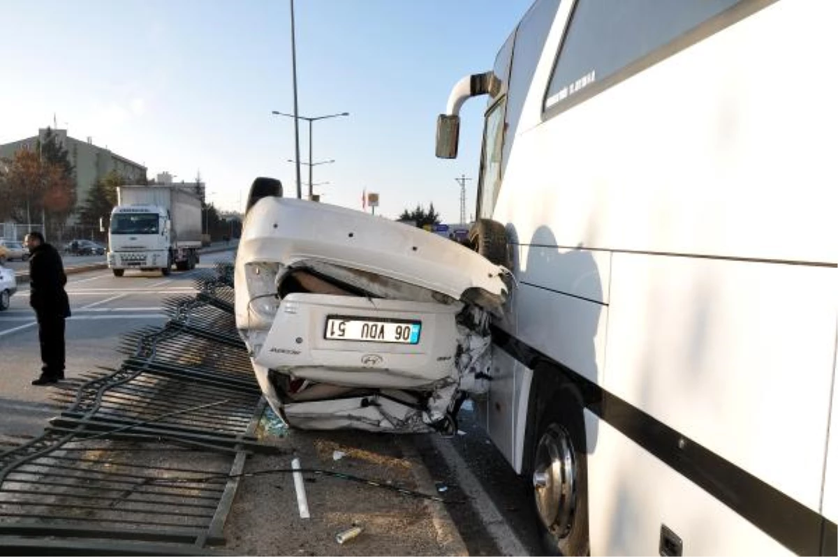 Yolcu Otobüsü ile Çarpışan Otomobil Metrelerce Sürüklendi