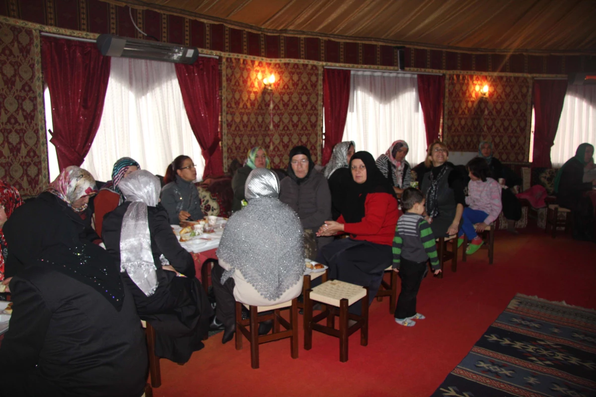 AK Parti Hendek İlçe Kadın Kollarından İhtiyaç Sahipleri İçin Yardım Kahvaltısı