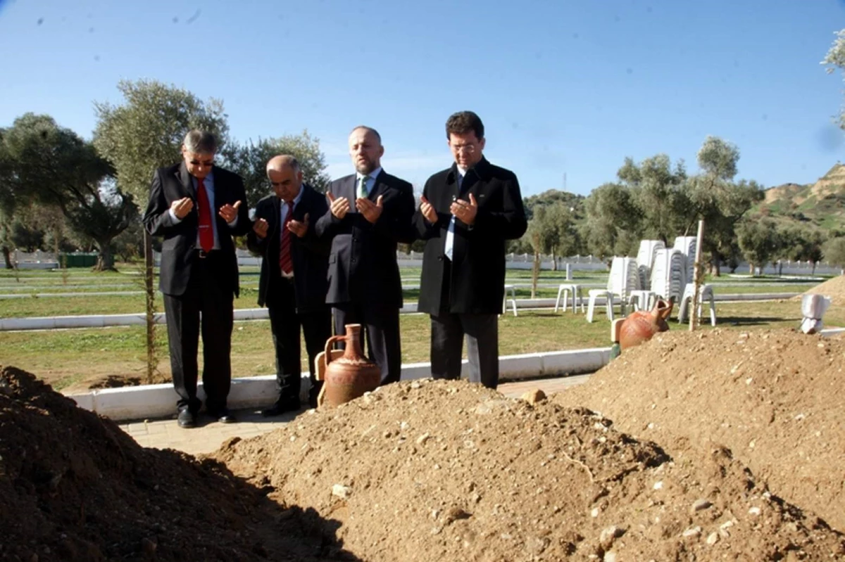 AK Parti\'li Kılınç Gazetecinin Mezarını Ziyaret Etti