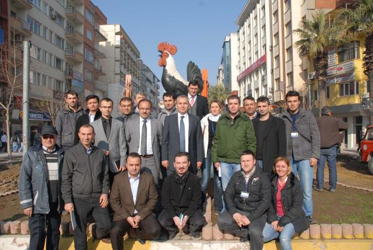 Denizli\'de Çil Horoz Heykeli Söküldü