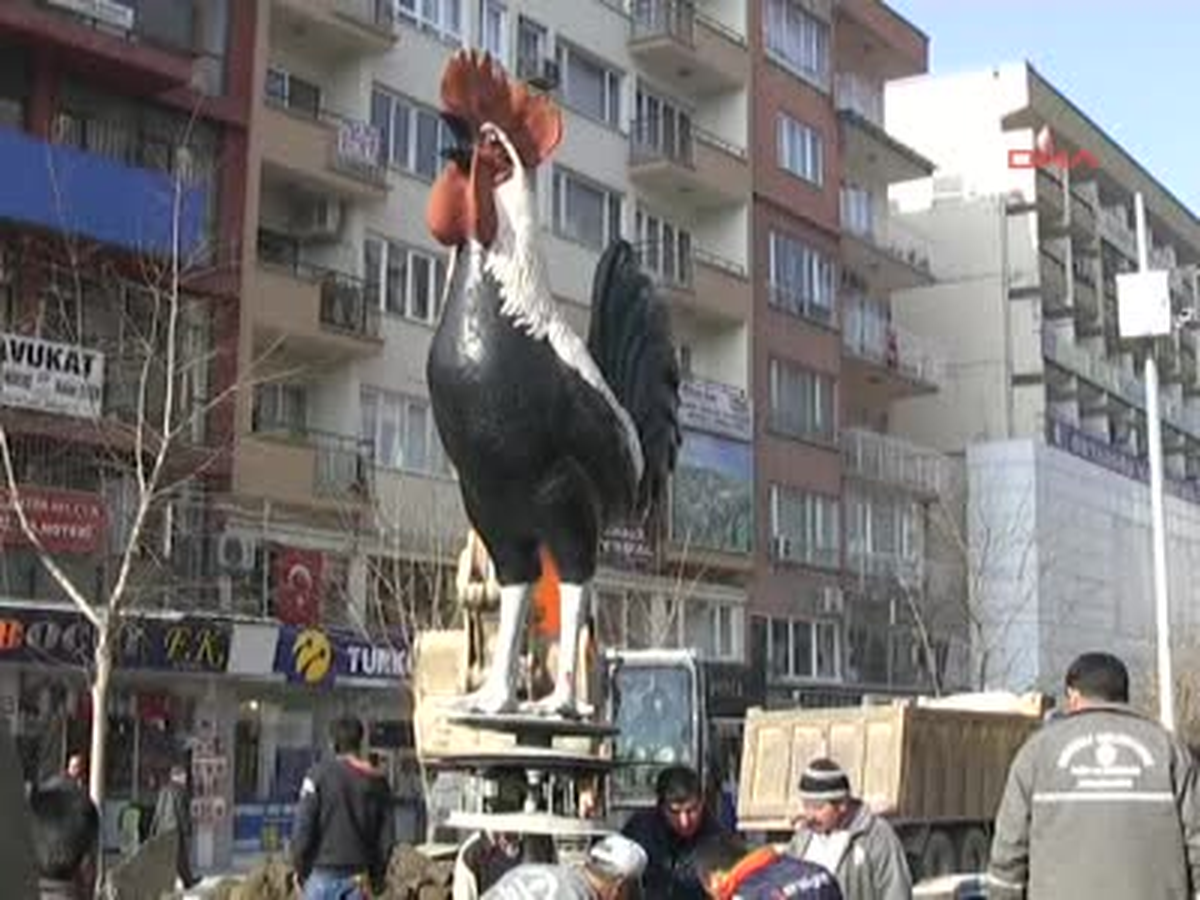 Denizli Horozu Heykeli Söküldü