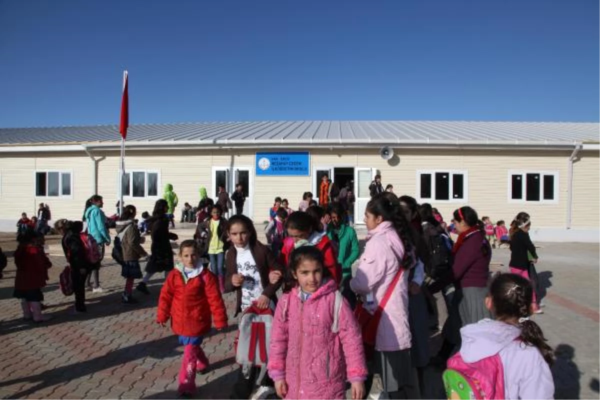 Erciş\'te 8 Derslikli Prefabrik Okul Törenle Açıldı