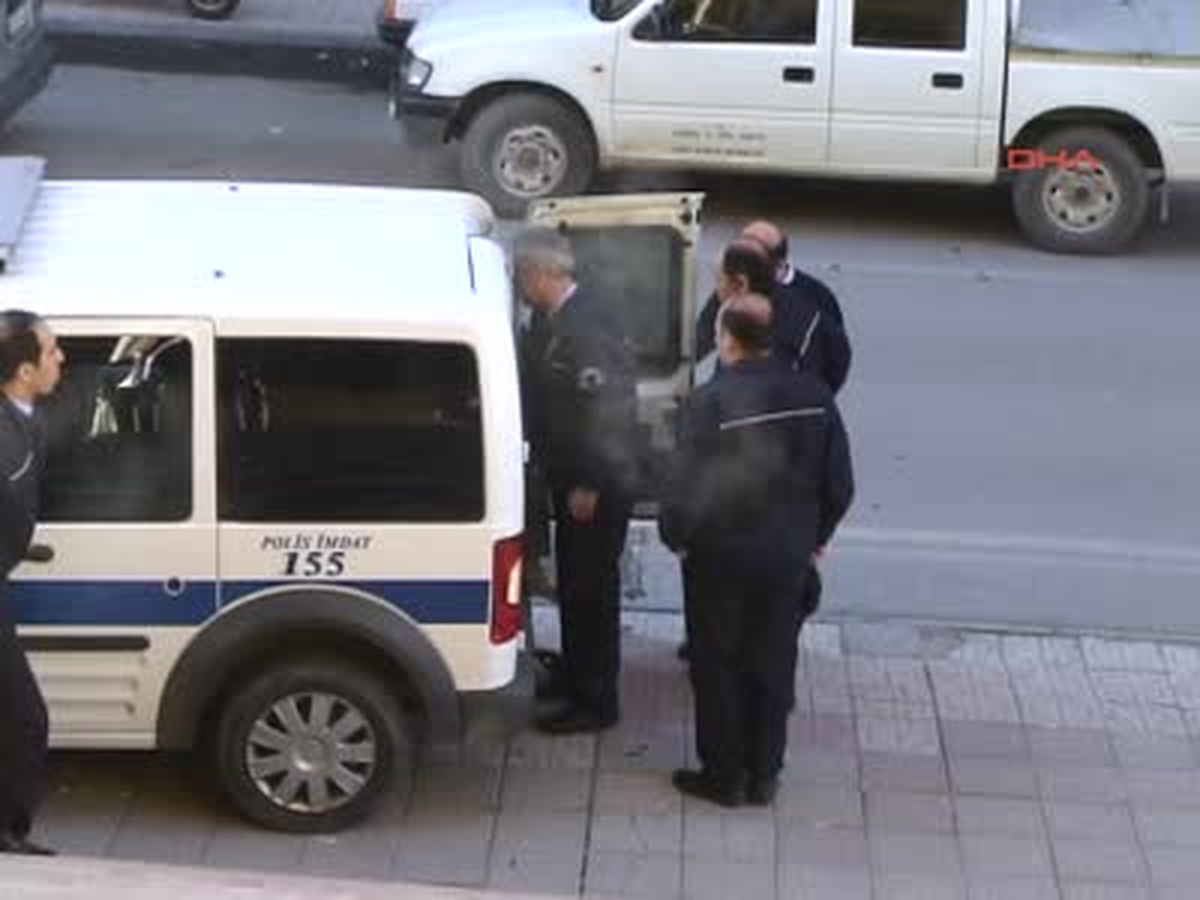 Eşini Dövüp Evden Attı, Adliyeye Çıkarken Hasta Numarası Yaptı