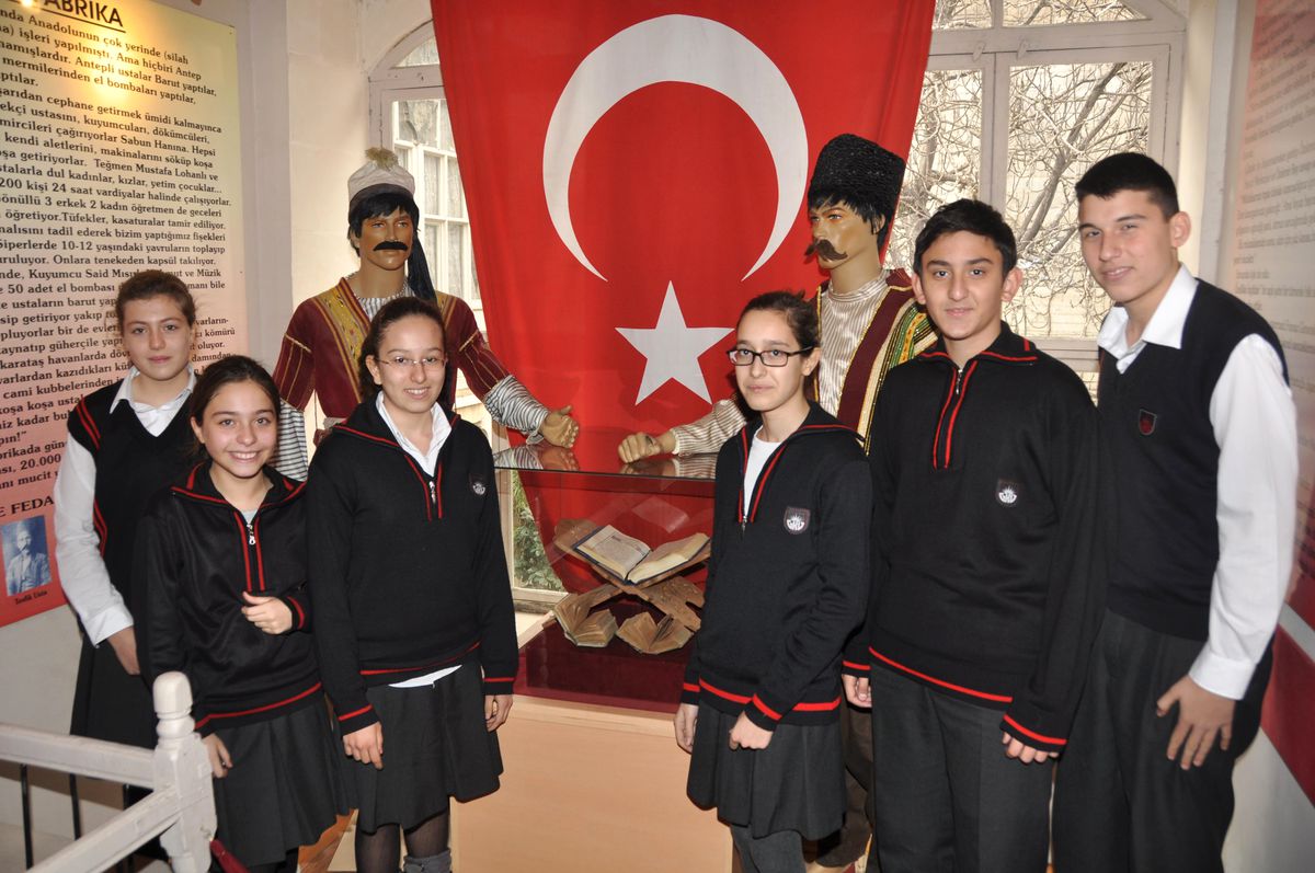 Gkv\'li Genç Gazeteciler Savaş Müzesinde
