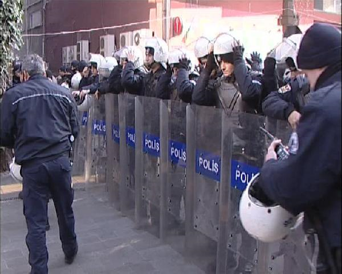 Halkevleri\'nden Kefenli \'uludere\' Protestosu