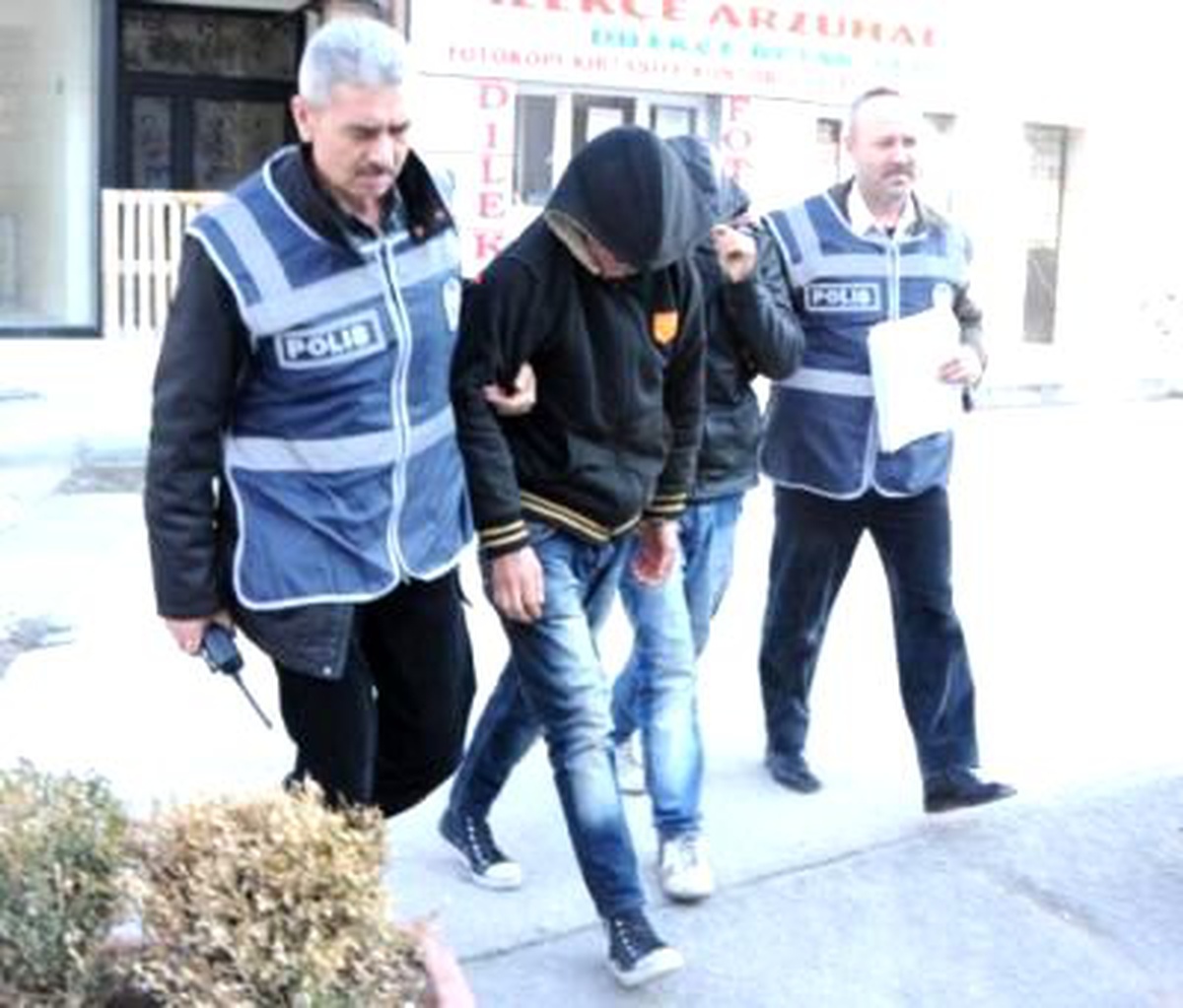 Hırsızlık Zanlıları Tutuklandı