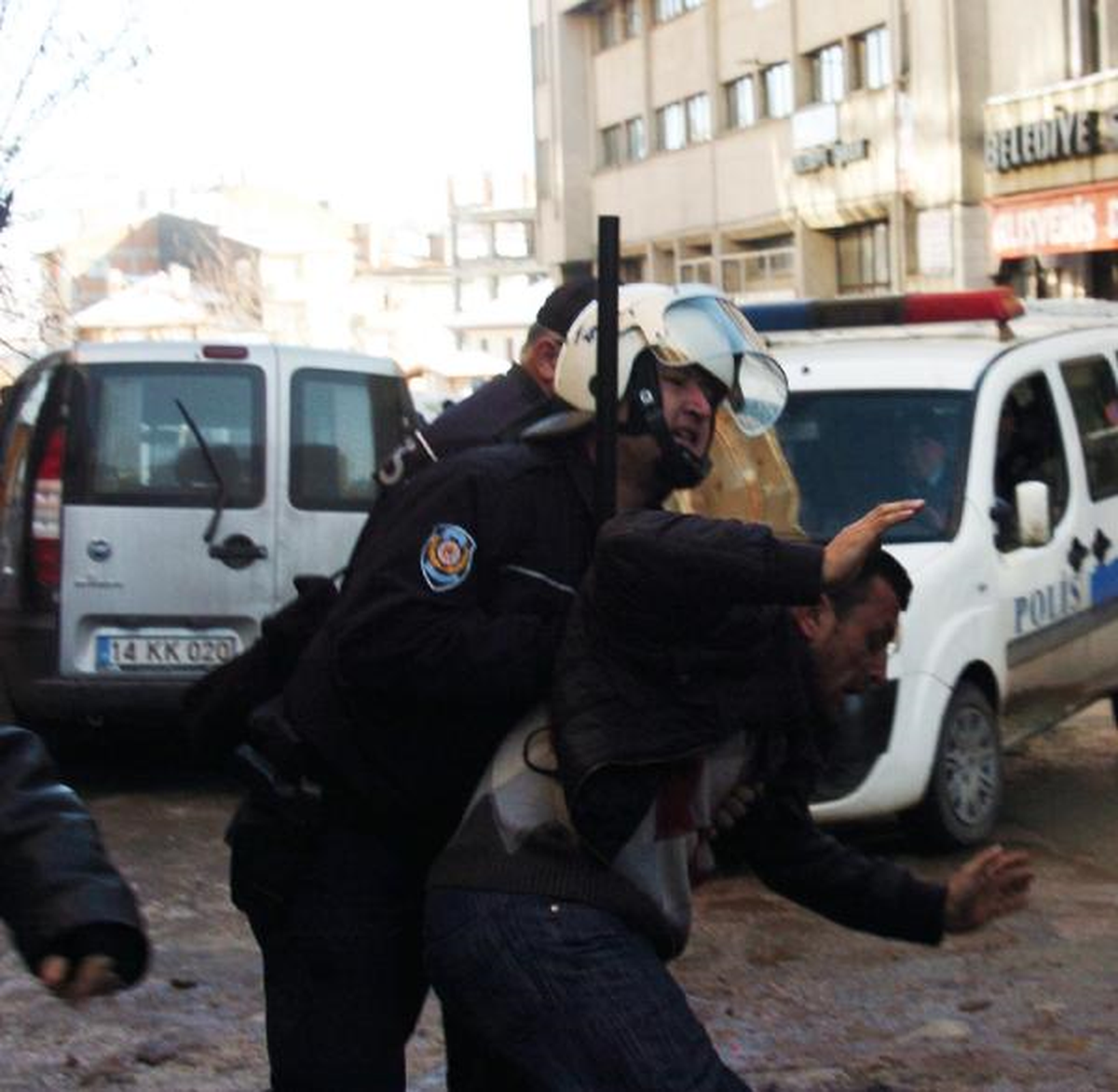 İzinsiz Yürüyüş Yapan Deri İşçilerine Coplu Biber Gazlı Müdahale