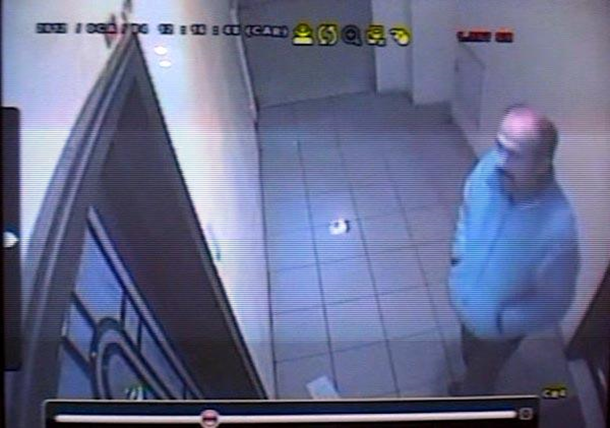 Kapıyı Açamayınca Çişini Yapıp Gitti