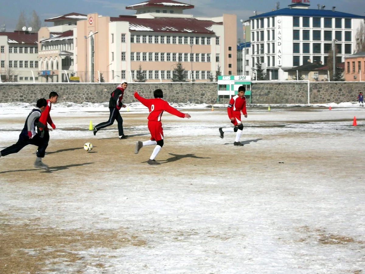 Kars\'ta Okullar Arası Futbol Turnuvası Başladı