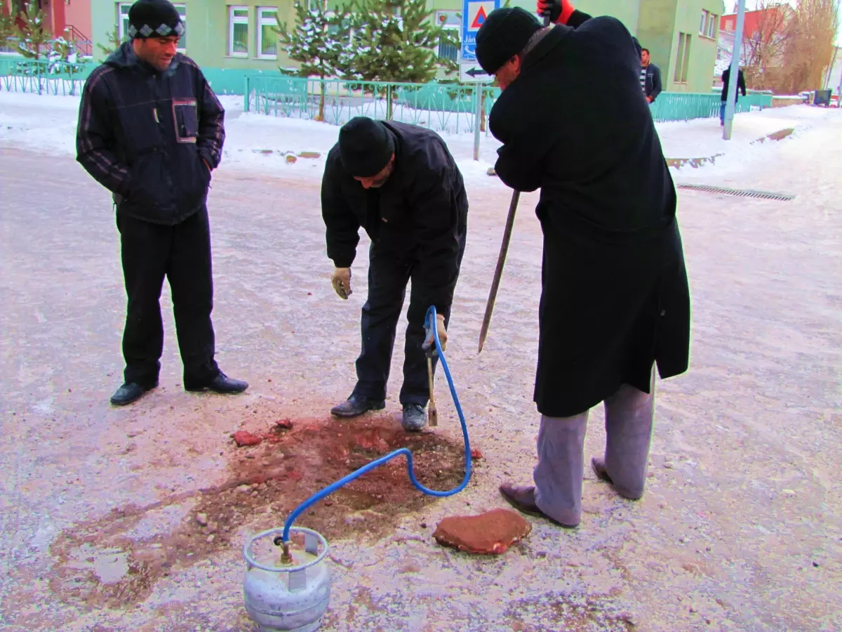 Kars\'ta Soğuk Hava İçme Suyu Şebekesini Dondurdu