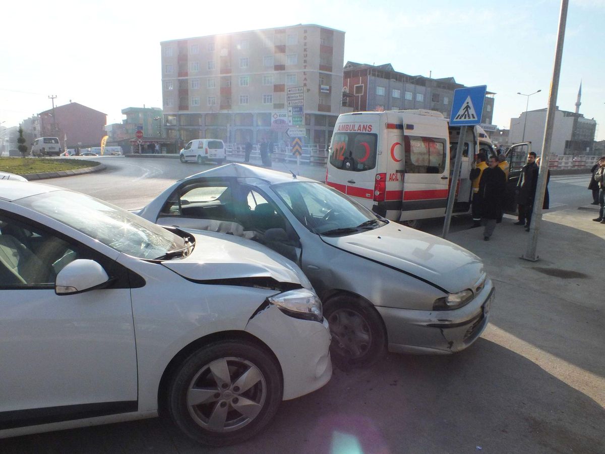 Körfez\'de 2 Otomobil Çarpıştı: 3 Yaralı