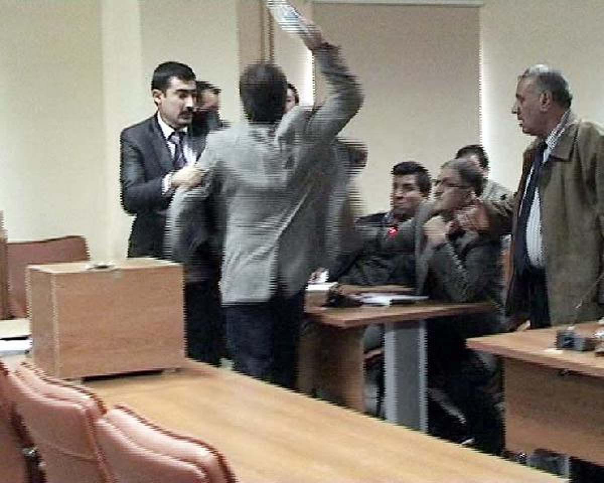Meclis Üyeleri Birbirine Bardak ve Pet Şişe Fırlattı