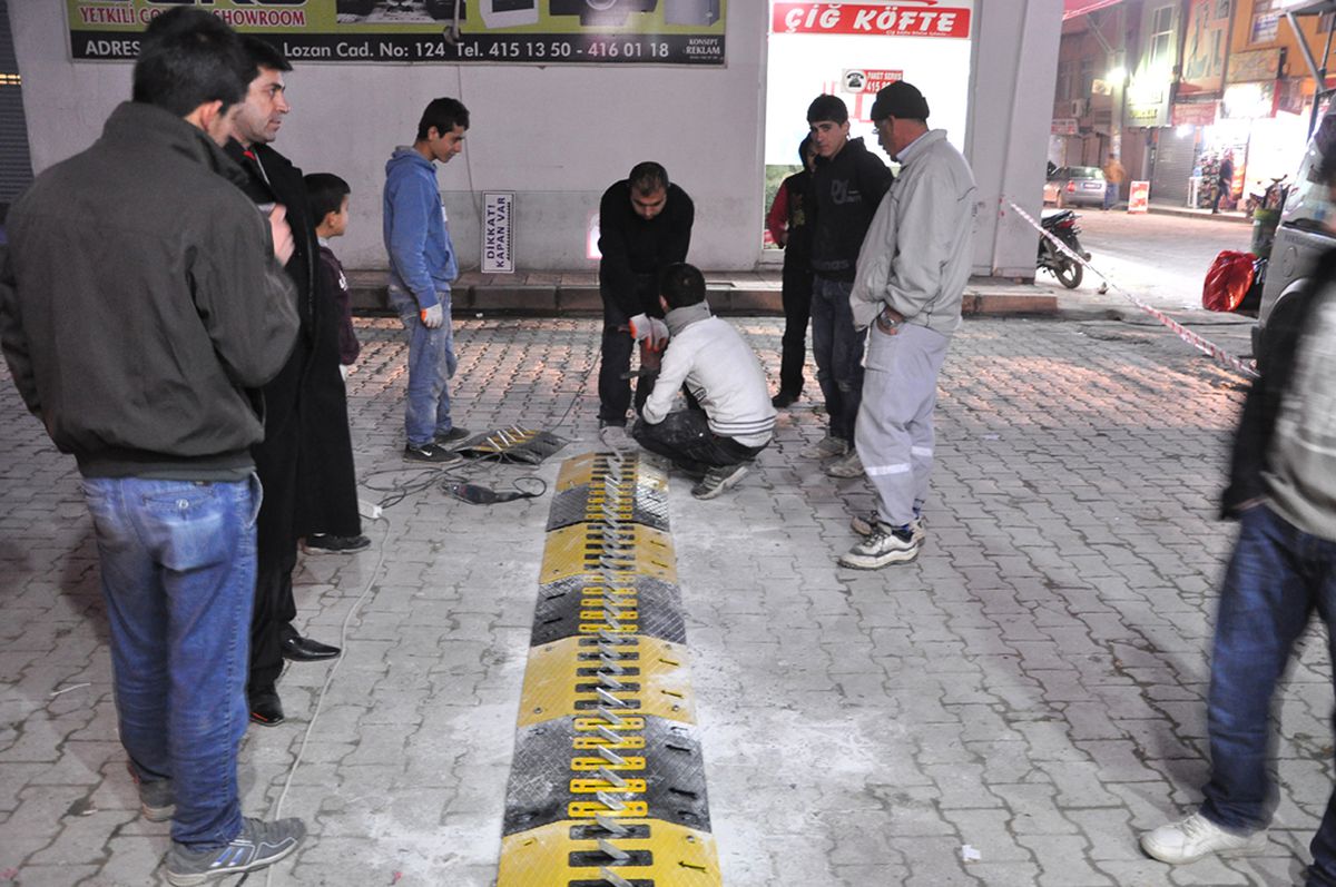 Nusaybin'de Tek Yönlü Cadde ve Sokaklara Kapan Kuruldu