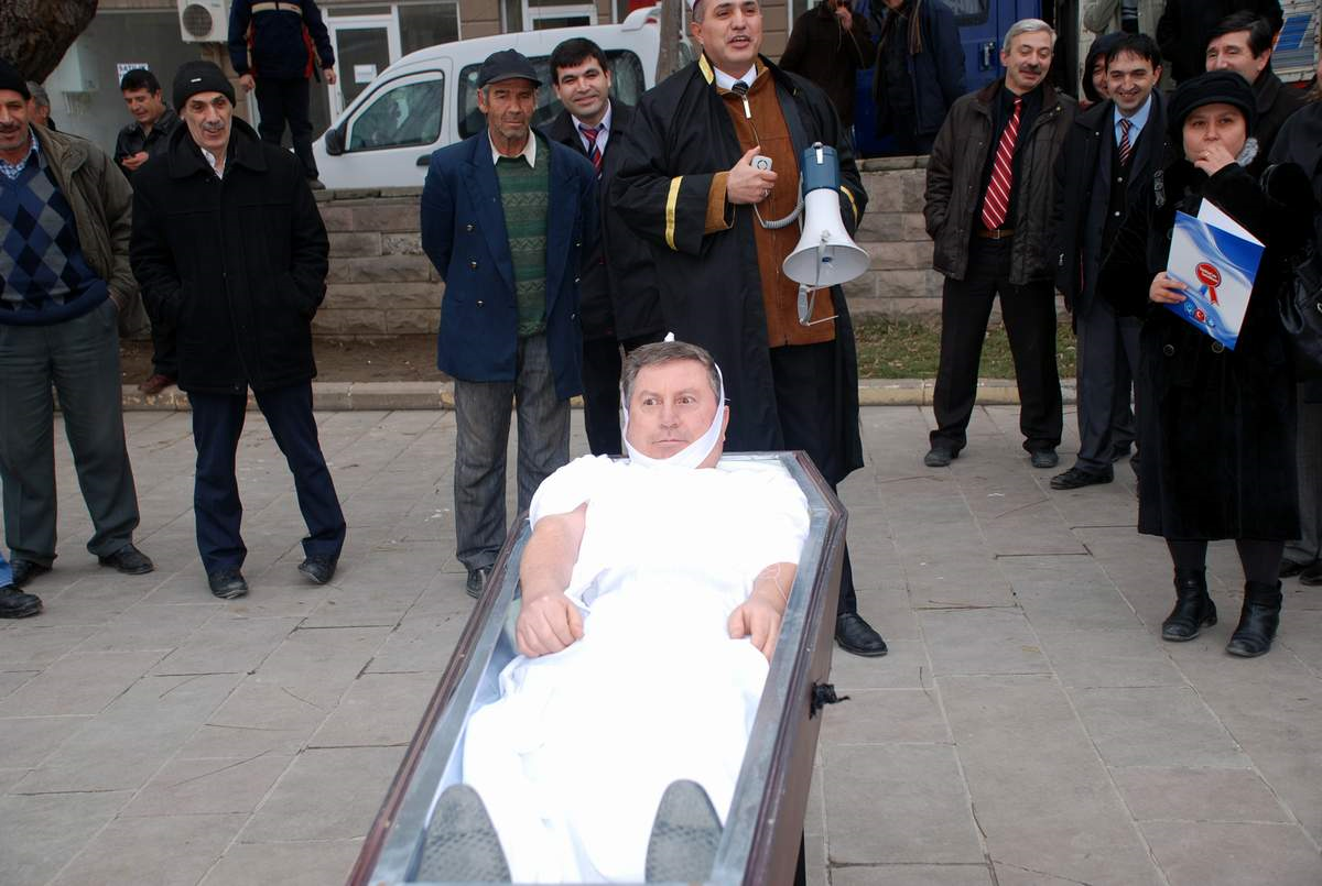 Öğretmenler Tabuta Girdi